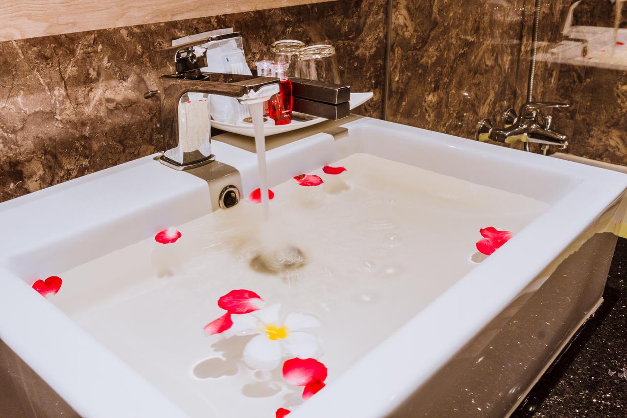 Airport Beach Hotel Phuket - Sha Extra Plus Nai Yang-stranden Eksteriør billede